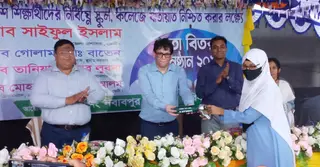 ফেনীতে দেড় হাজার শিক্ষার্থী স্কুলে যাওয়ার জন্য পেলো ছাতা